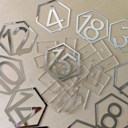 Numéro de table hexagonal en plexi par10