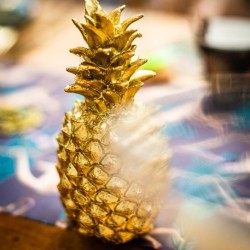 Ananas résine doré