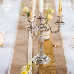 Chemin de table en  jute et dentelle