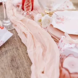 Chemin de table gaze de coton  rose poudré