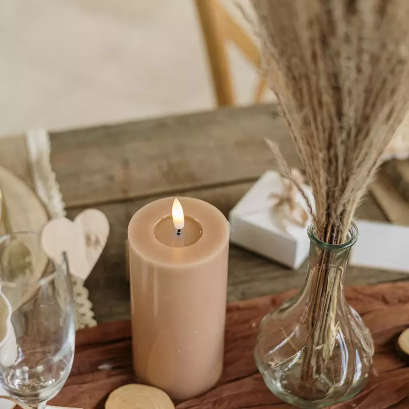 Location de Bougie Pilier LED camel 15 cm en cire