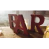 Louez ce mot BAR industriel à poser sur votre candy bar , bar de nuit , bar à whisky ou à cigares.