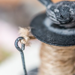 Oiseau décoratif sur bobine